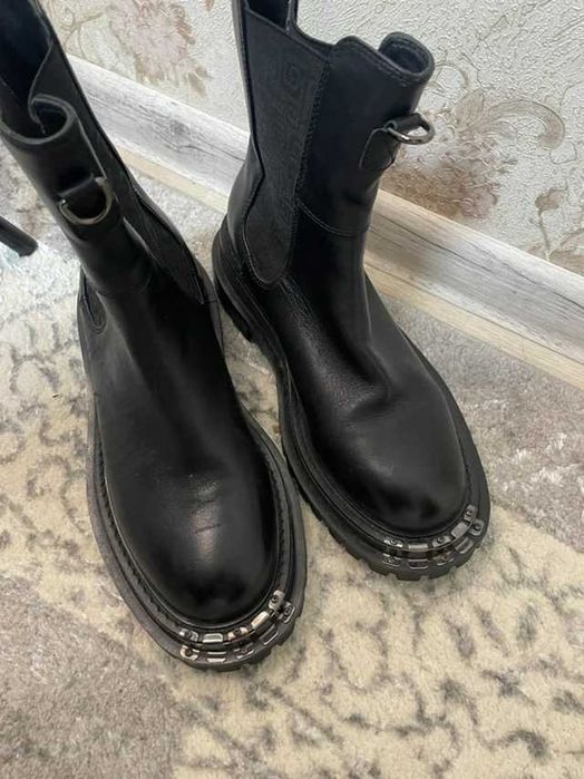 Черевики жіночі.