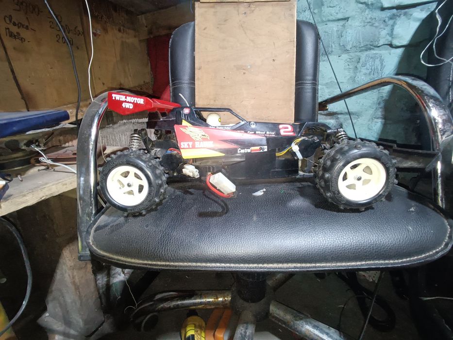 Радиоуправляемая машинка 4*4  нет пульта управления