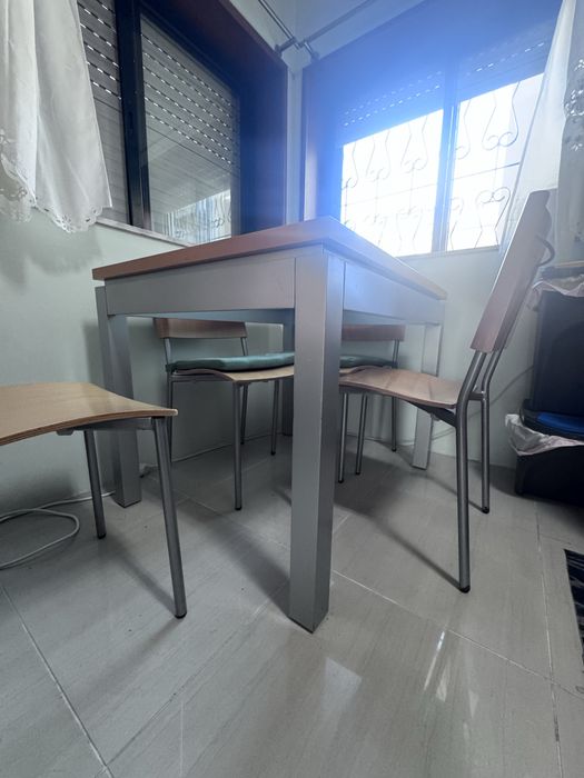 Mesa de cozinha + 4 cadeiras