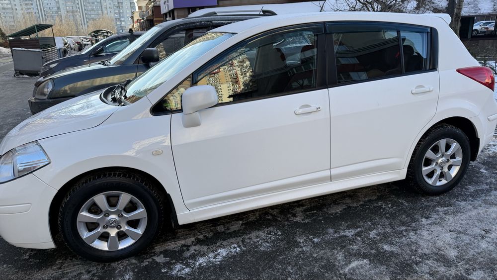 Nissan tiida машинка