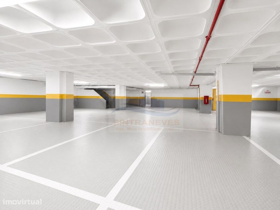 Modern and Renovated Warehouse of 100 m² | Babilónia Shopping Centre