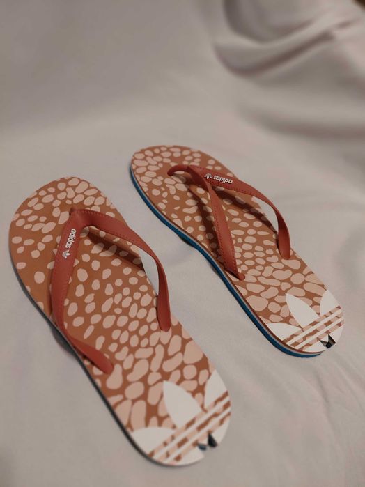 Chinelos da marca Adidas