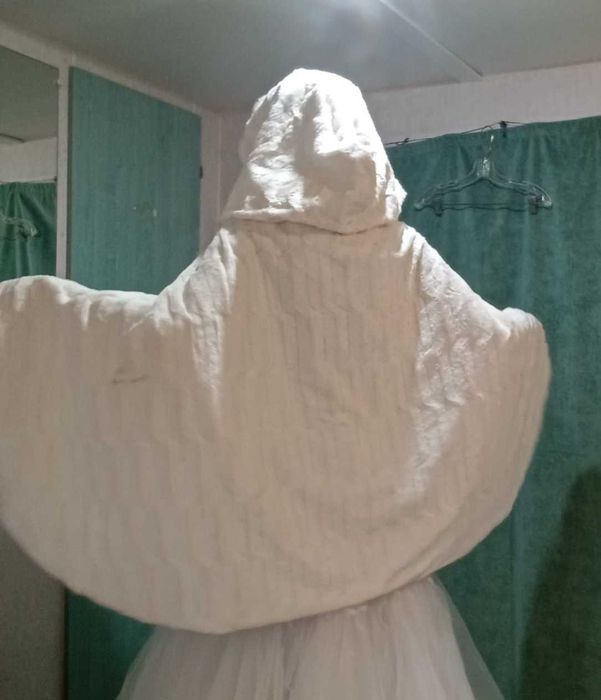 Capa com capuz pelo branco