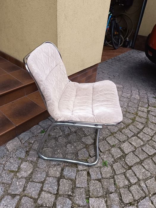 Krzesło - metalowa konstrukcja, materiałowe oparcie i siedzisko
