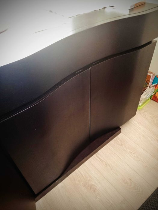 Aparador Wenge c/ linhas modernas e bastante arrumação