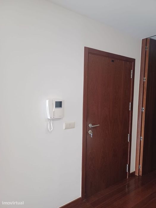 T2+1 com duas frentes e duas grandes varandas totalmente privadas.