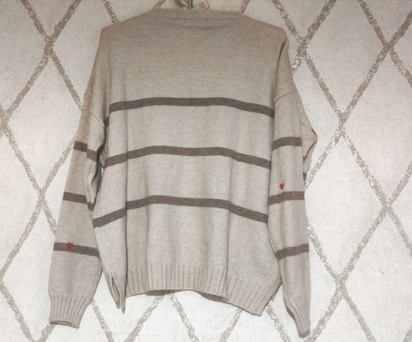 Nowy beżowy sweter z serduszkami