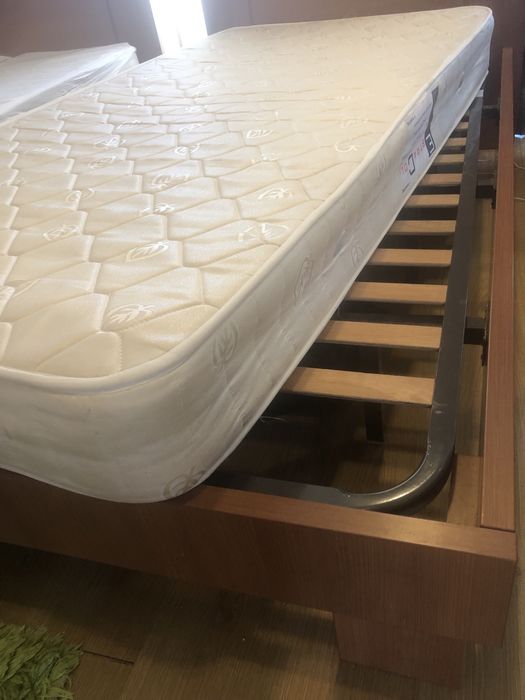 Cama individual com colchao,cómodo e duas cabeceiras