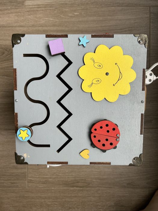 Бізі-куб Монтессорі