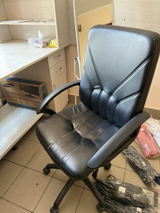 Продам столи компʼютерні письмові (офісні) та інші.  Крісла на колесах