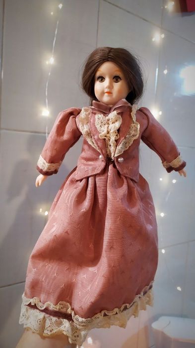 Фарфоровая кукла