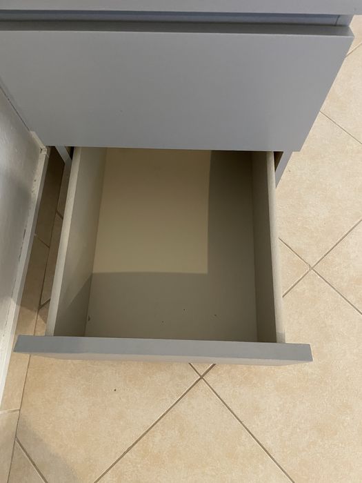 2 mesas de cabeceira cinzenta