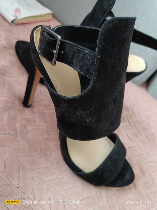Buty na obcasie firmy Zara.