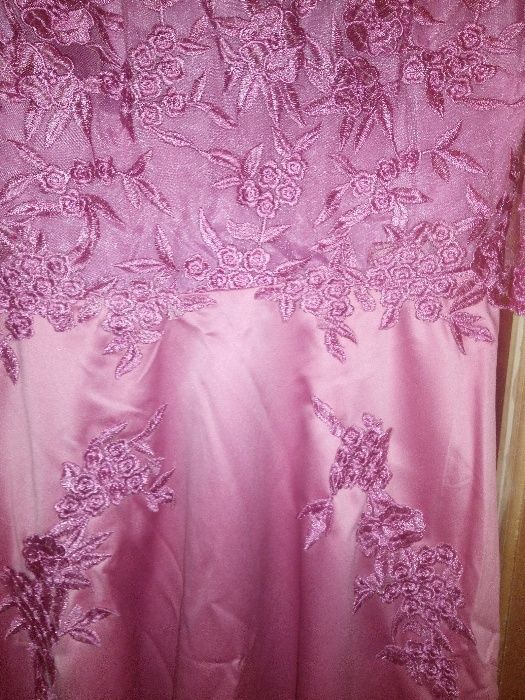 Платье разм.46-48 нежно-розовое гипюровый бюст и спина