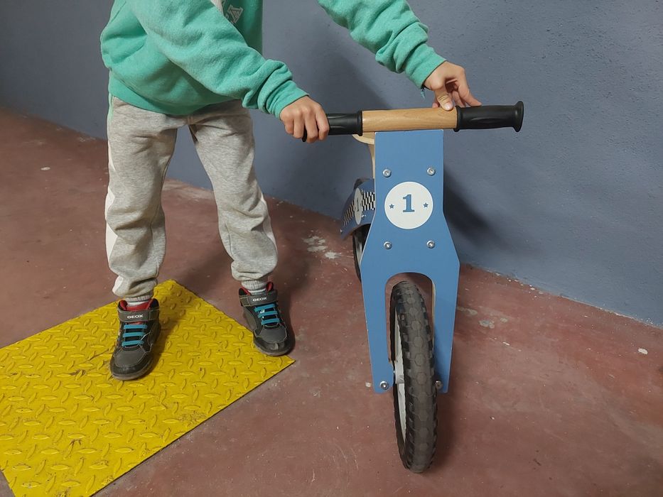 Bicicleta madeira sem pedais