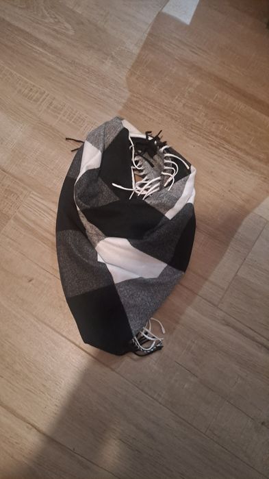 Chusta kwadrat frędzle kratka czarno biała ciepła