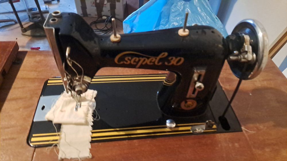 Maszyna do szycia ze stolikiem Csepel 30