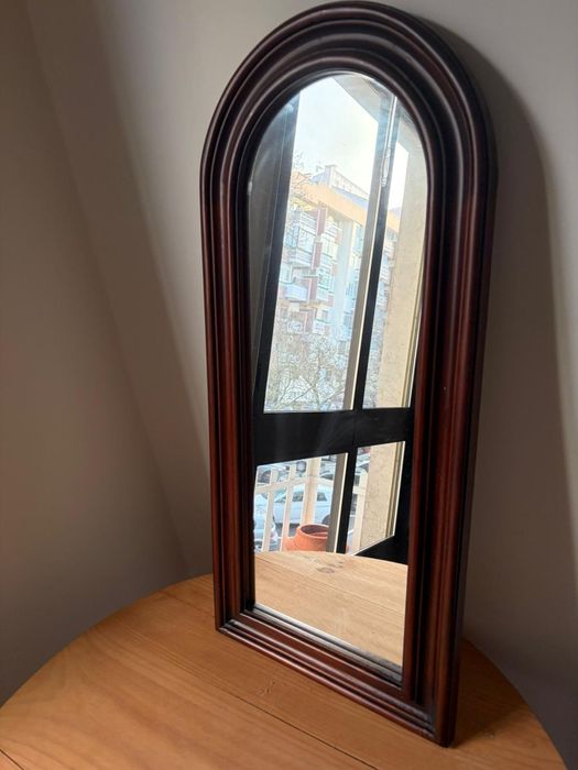 espelho de parede vintage em arco com moldura em madeira escura