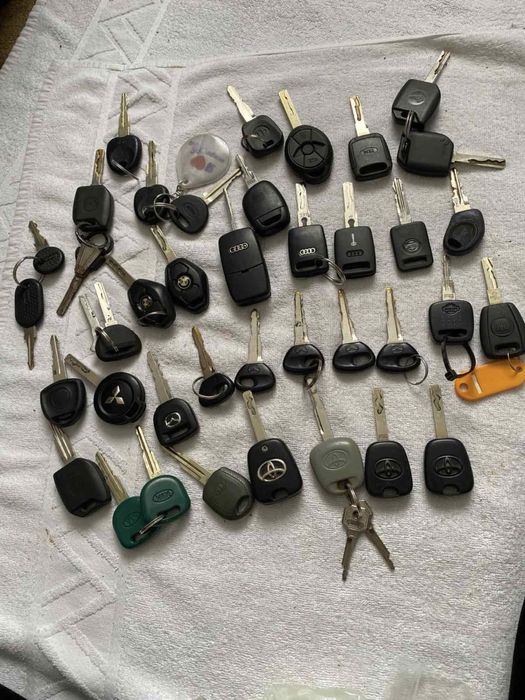 Автоключи, ключи,Продам оригінальні ключі до автомобіля ключ з чіпами.Викидний ключ