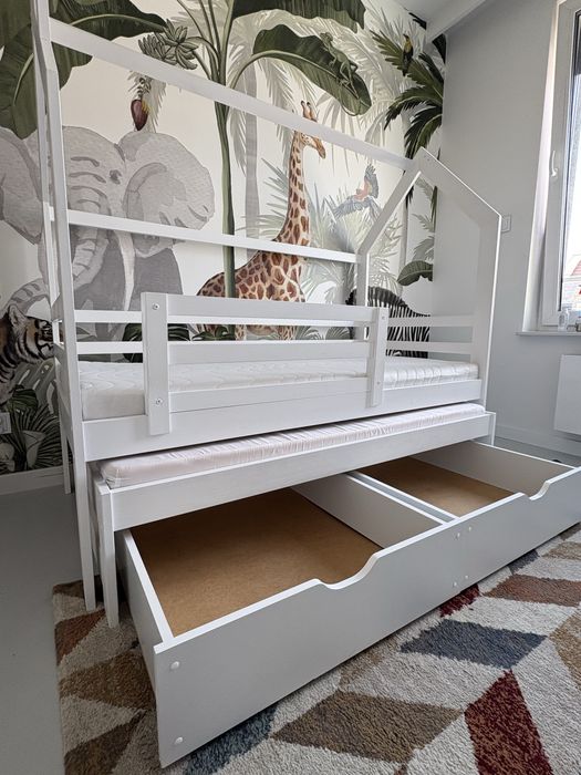 Łóżko dziecięce domek, plus materace i komplet pościeli