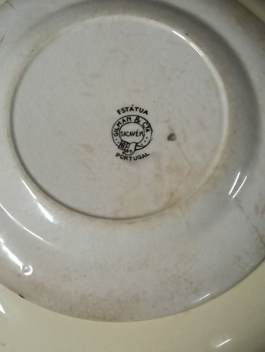 Prato de porcelana Sacavém ( Estátua)
