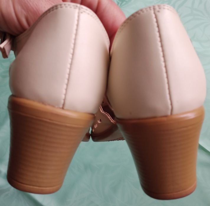 Nowe beżowe buty damskie ze skóry ,R-36, długość wkładki ok.24 cm