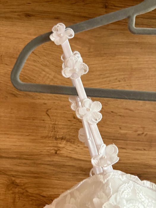 Biała krótka suknia ślubna koronkowa na ramiączkach szyta na miarę