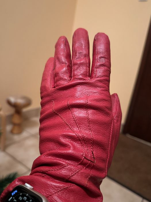 Rękawiczki czerwone skórzane i różowe delikatne materiałowe