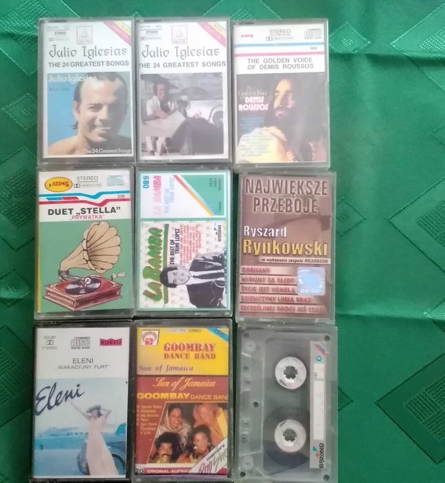 Kasety magnetofonowe z przebojami z lat ubiegłych.