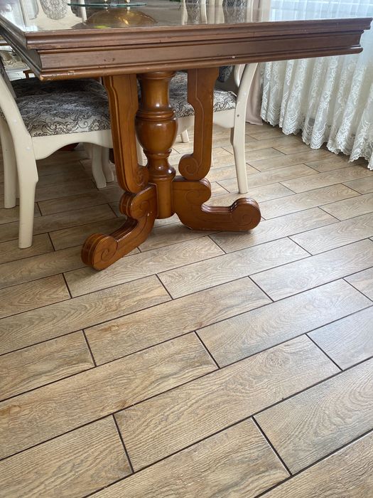 Обідній стіл в класичному стилі