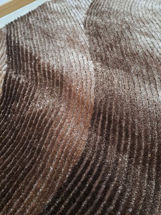 Carpete nova de cor castanho em degrade