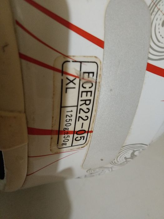 Capacete branco e vermelho