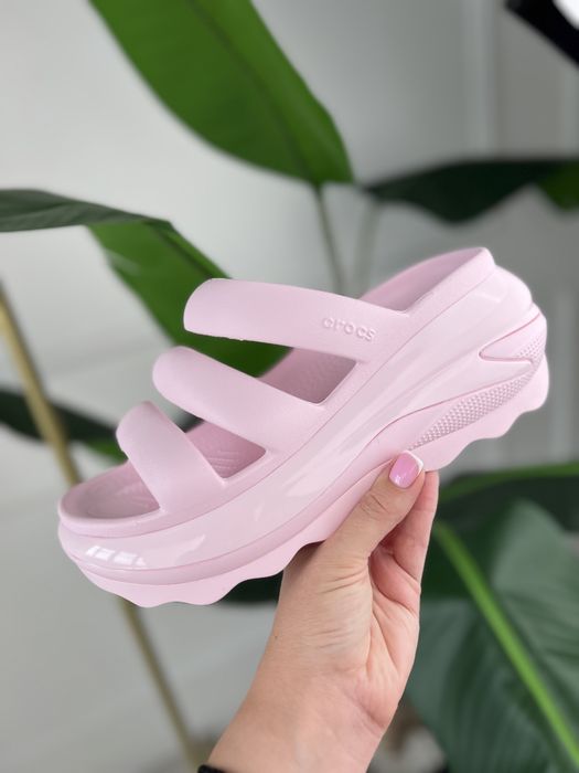 Жіночі шльопанці Crocs Mega Crush Triple Strap W10