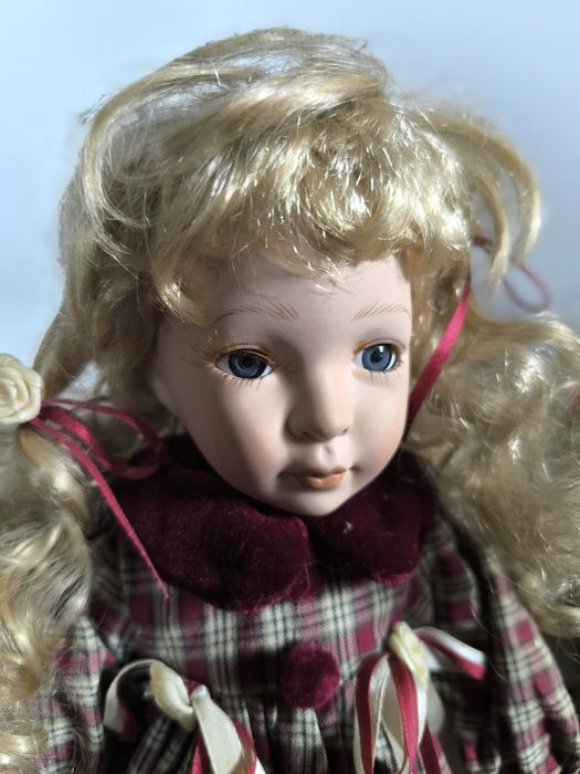 Bonecas antigas com 40 cm, com cara e mãos de porcelana, com suporte