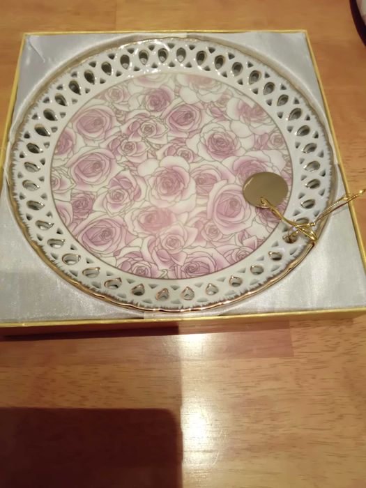 Красивая подарочная тарелка с розами.Новая.Фарфор.18 см