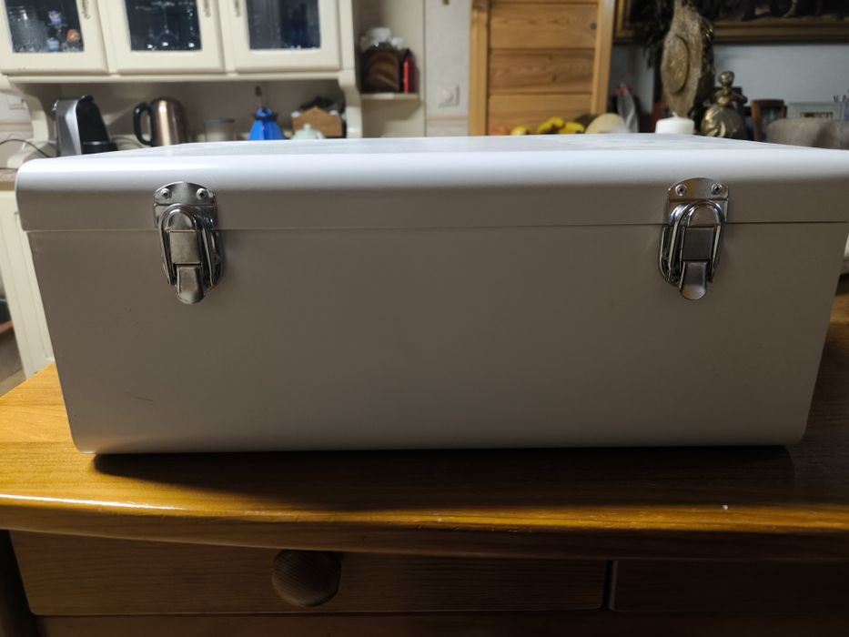 Caixa metálica branca com fechos.
Caixa metálica de cor branca, ideal