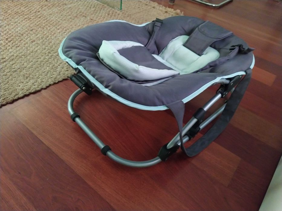 Cadeira de bebe com alças e bonequinhos pra entreter