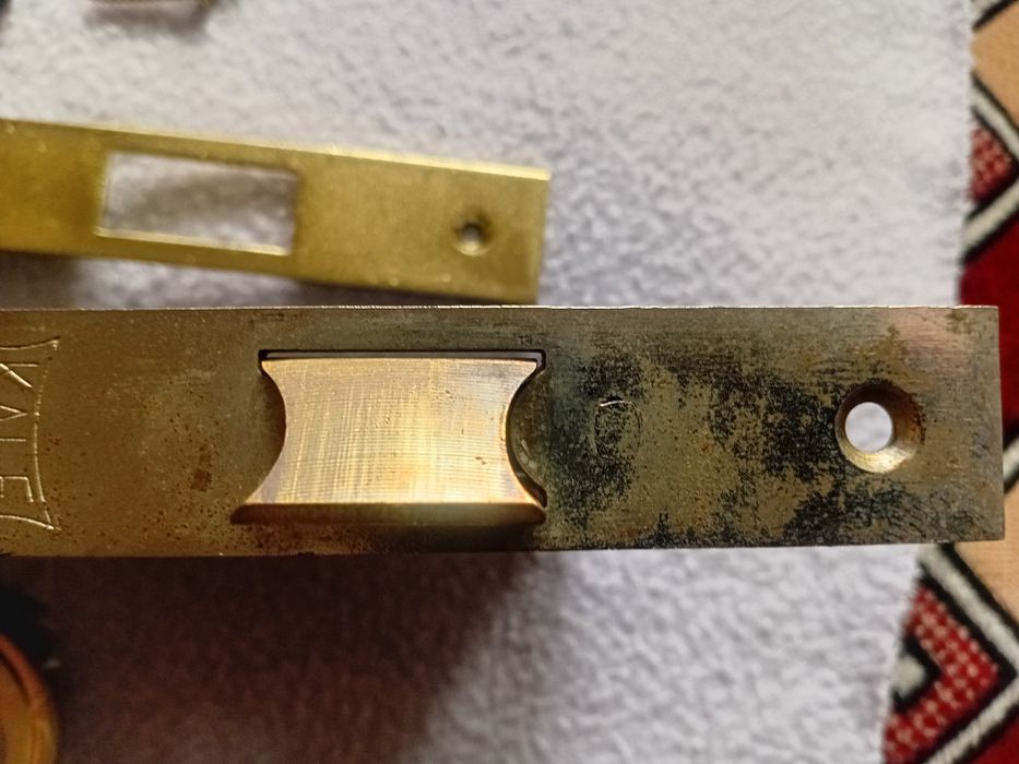 Замок врезной с защелкой