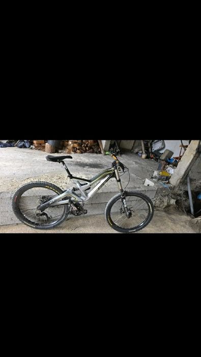 Bicicleta BTT full suspensão