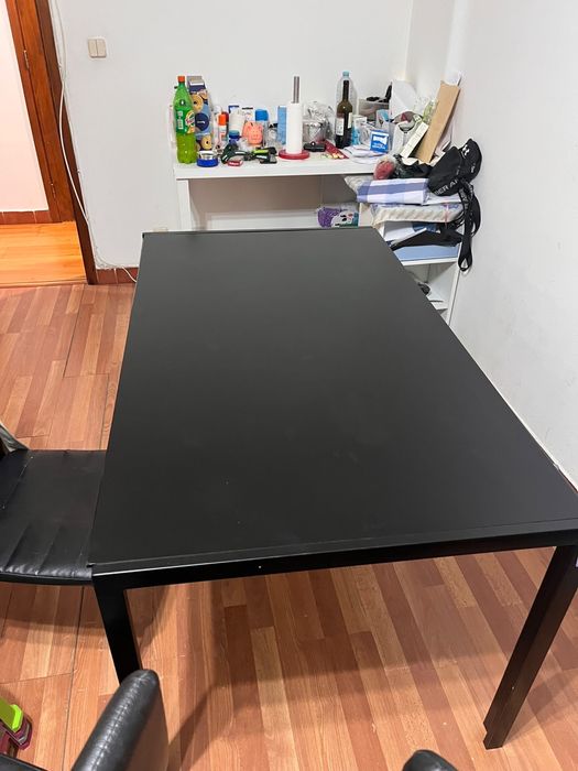 Mesa preta , 4 cadeiras