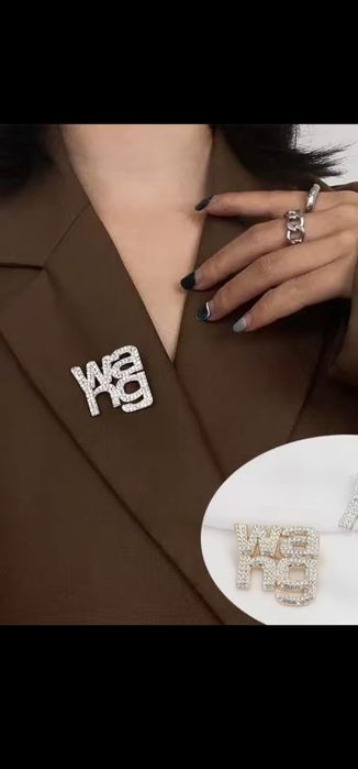 Broszka logo ysl vic wang gold 1szt.