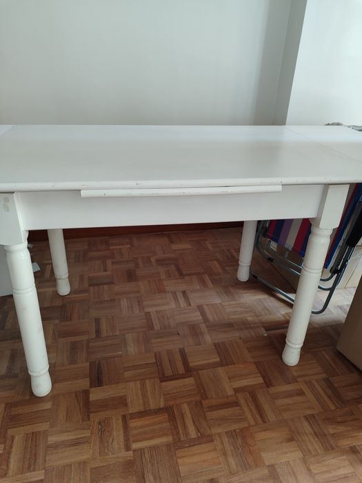 Mesa de madeira branca extensível