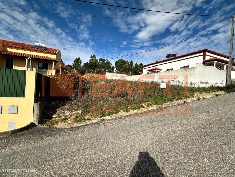 Lote para construção entre duas moradias — Chamusca E Pinheiro Grande, Santarém