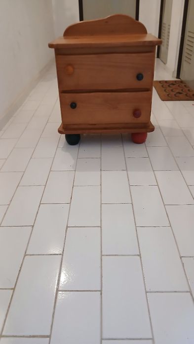 Mesa de cabeceira em madeira do gato preto.