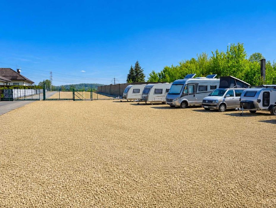Parking - bezpieczne przechowywanie aut, kamperów, łodzi i maszyn