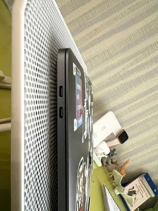 MacBook Pro (13-inch, 2020, Four Thunderbolt 3 ports)