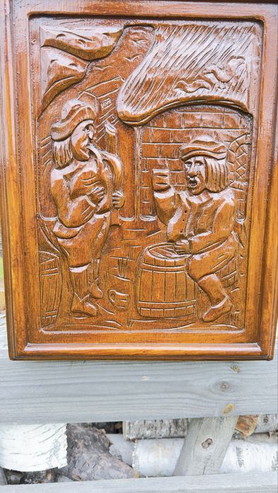 Obraz z płaskorzeźby – drugie życie starej szafy