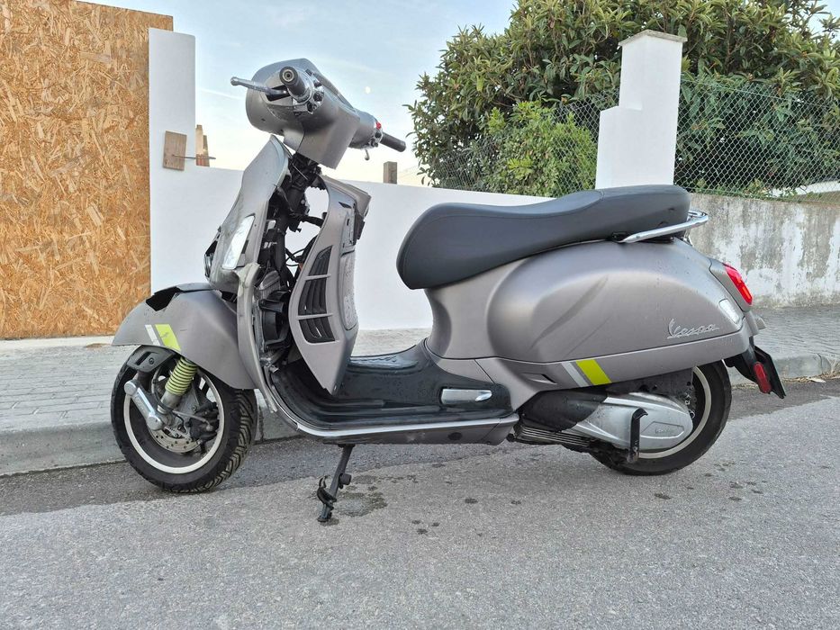 Vespa 300 GTS Super pequena queda