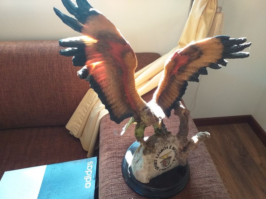 Estátua em marfinite tratada  da ÁGUIA DO SLB para colecionadores boni