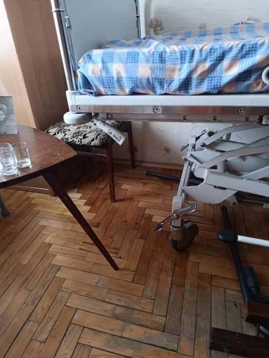 Кровать медицинская.